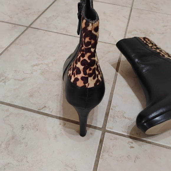 Tahari Serena Black Sleek Leopard Booties Point Toe Zip Up Faux Fur Size 7 - Picture 15 of 15